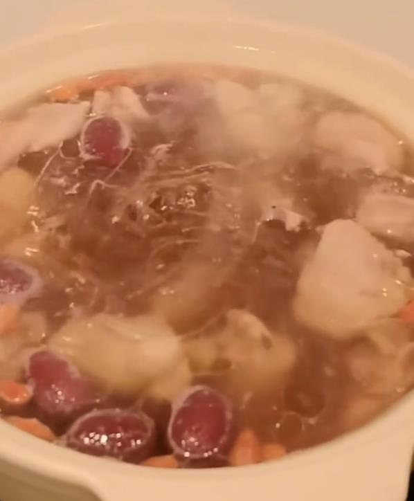 马筱梅妈妈给玥儿煲鸡汤,照料她生活起居,玥儿逐渐脱离大S家人(组图) - 6