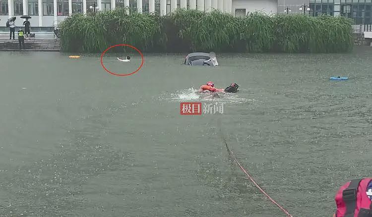 网约车女司机雨天将车开进湖里,被救援时一直高举手机!称防止进水,需要用它挣钱养家(组图) - 3