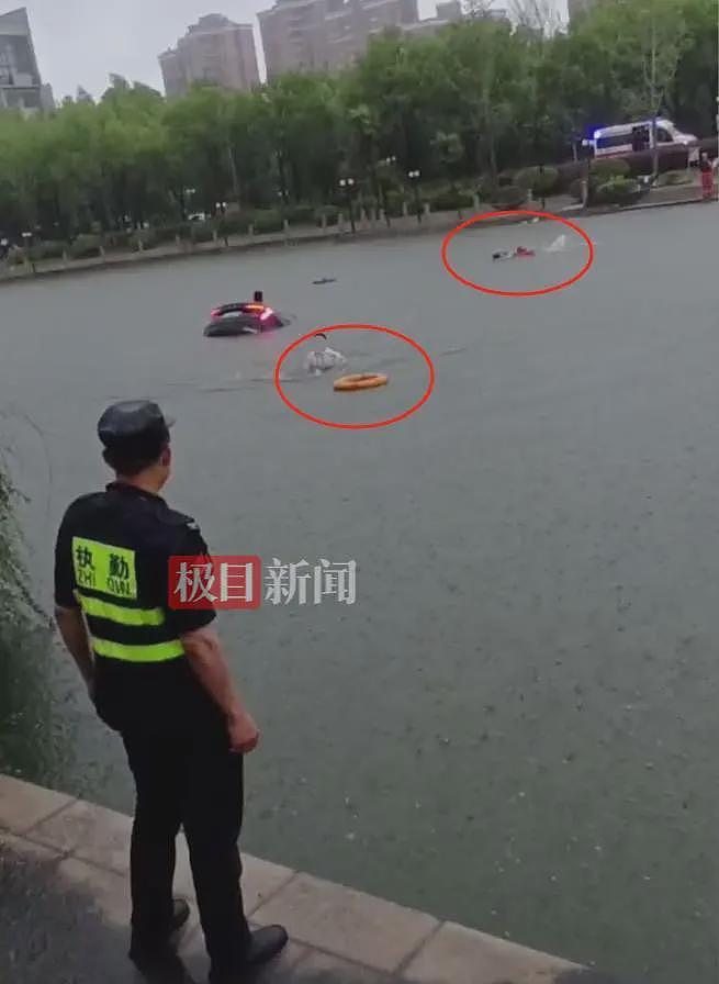 网约车女司机雨天将车开进湖里,被救援时一直高举手机!称防止进水,需要用它挣钱养家(组图) - 4