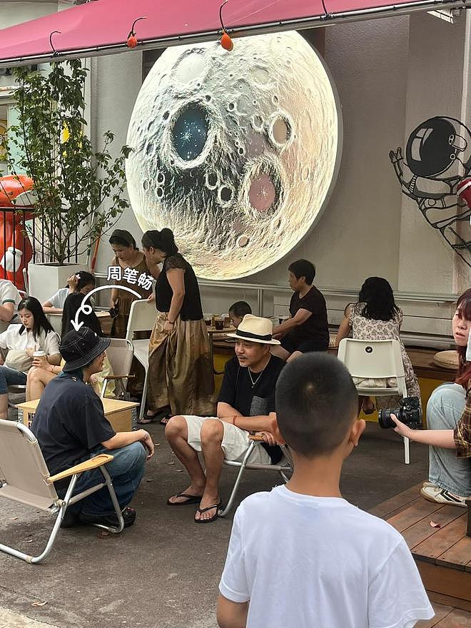 汪涵约周笔畅咖啡店叙旧,眼袋好大长了老年斑,两人坐街边像父女(组图) - 9