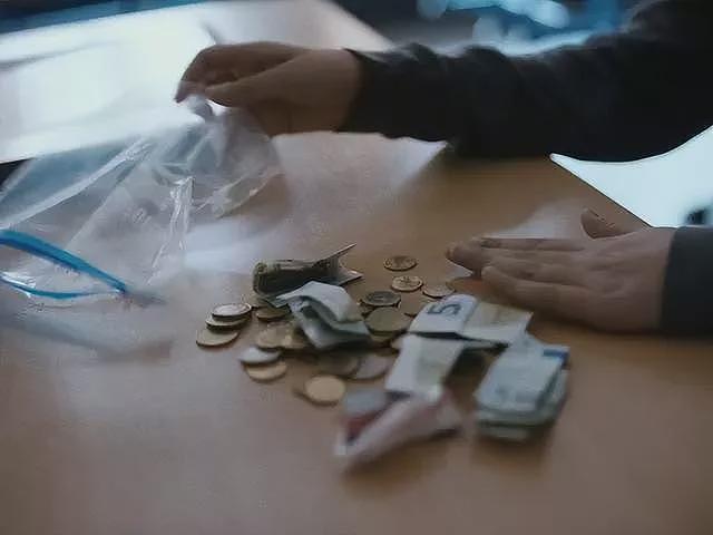 入港股，买保险，年轻人去港“特种兵”式薅羊毛（组图） - 1