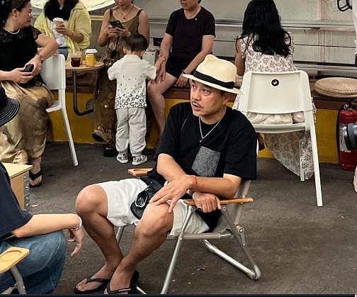 汪涵约周笔畅咖啡店叙旧,眼袋好大长了老年斑,两人坐街边像父女(组图) - 6