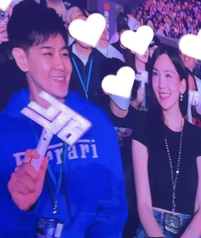 林志颖看林俊杰演唱会，小9岁妻子年轻漂亮，小志穿卫衣又帅又嫩（组图） - 3