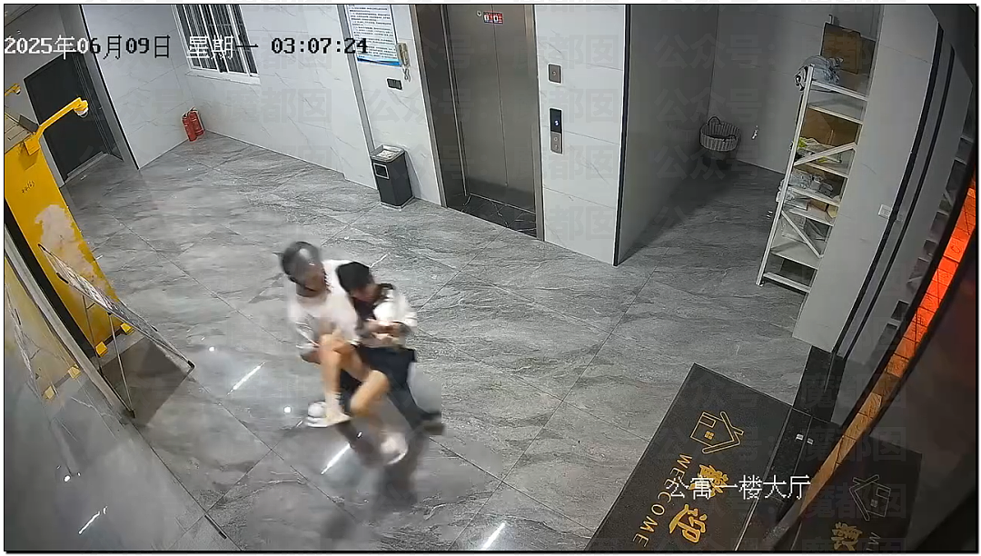 冲上热搜!浙江头盔男公然在楼道猥亵女孩,强制抱起后袭胸(视频/组图) - 6
