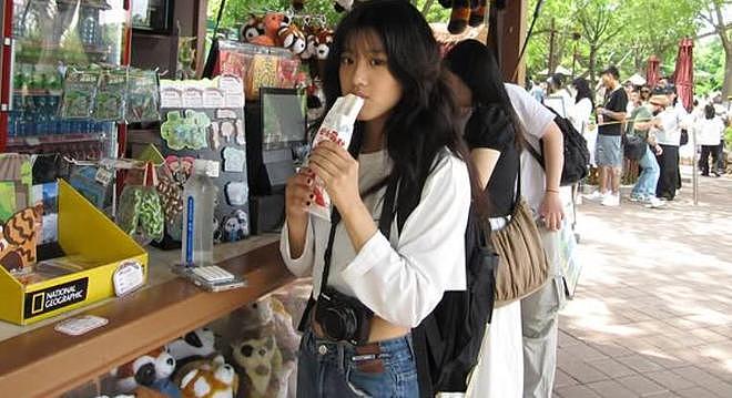 贾静雯19岁女儿梧桐妹被质疑已辍学，分享街拍变漂亮了（组图） - 5