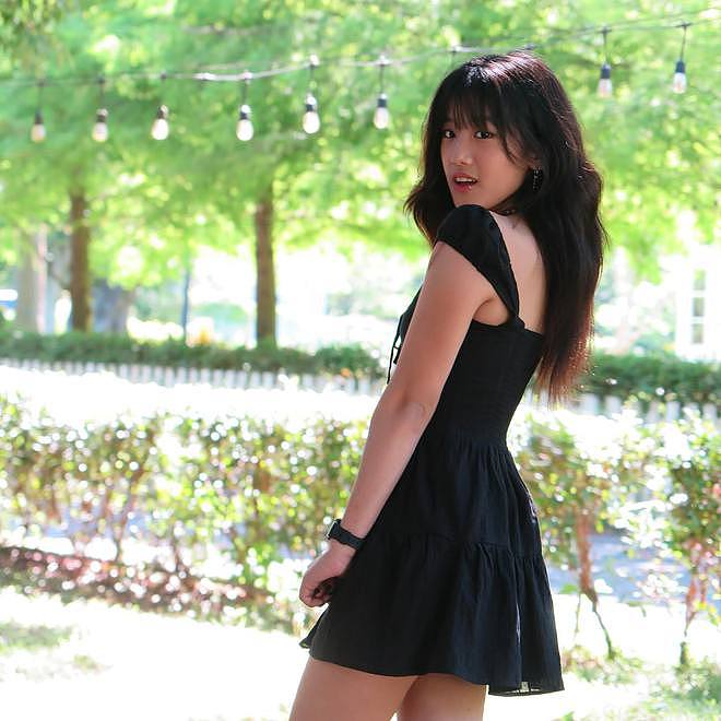 贾静雯19岁女儿梧桐妹被质疑已辍学，分享街拍变漂亮了（组图） - 1