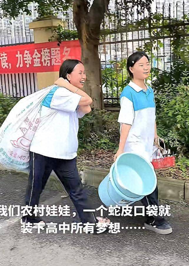 挑扁担的女孩火了！本人发声：暑假想摆摊卖凉粉，理想是当老师（组图） - 1
