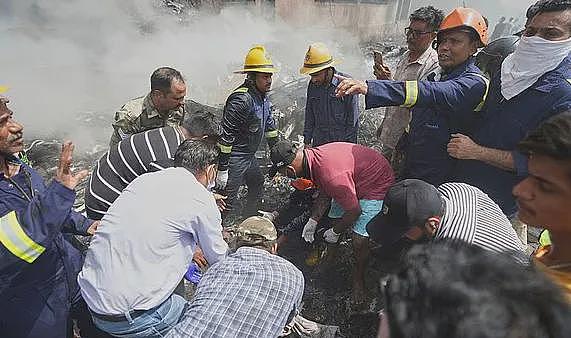 无人生还!印度飞英国航班坠毁,现场已发现百具遗体…(组图) - 19