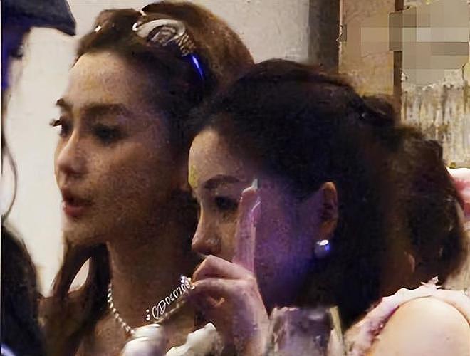 杨颖现身权志龙演出，疑与男模共住酒店，粉丝怒斥：不长脑子（组图） - 2