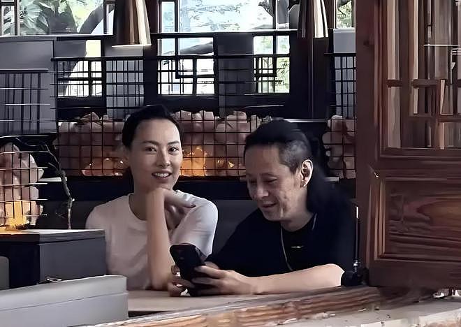 梁洛施新恋情坐实!和导演马浴柯手牵手外出吃饭,一路上有说有笑(组图) - 13