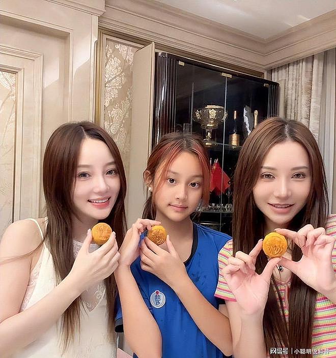 甜馨晒全家福，称不希望父母复合，李小璐犯下的错，女儿却买了单（组图） - 21