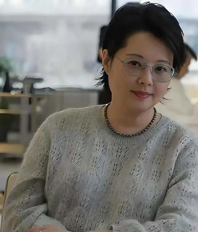 53岁袁立巴黎度假，瘦了有10斤颜值回春，看着比小12岁老公还年轻（组图） - 3