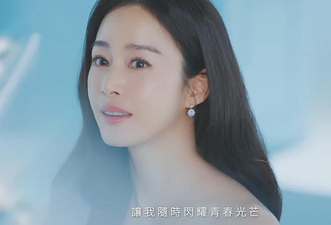 45岁金泰希为医美代言，脸油到反光，曾经的“自然美女”不复存在（组图） - 14