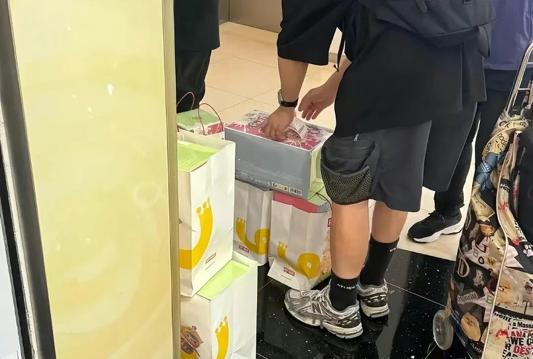 海关严查、粉丝通宵排队、名媛富商为其壕砸百万！燃炸全球的中国新晋顶流，竟是“她“......（组图） - 27