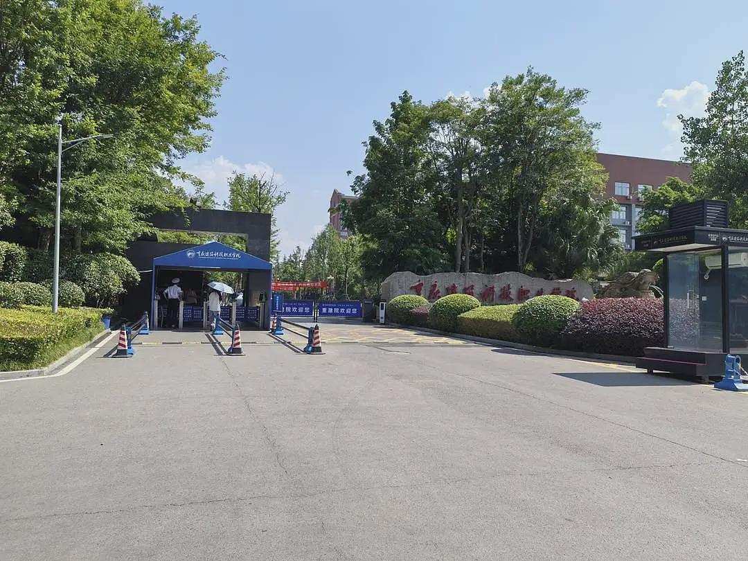 重庆一大学生校内坠井致腿部受伤，学校回应（组图） - 3