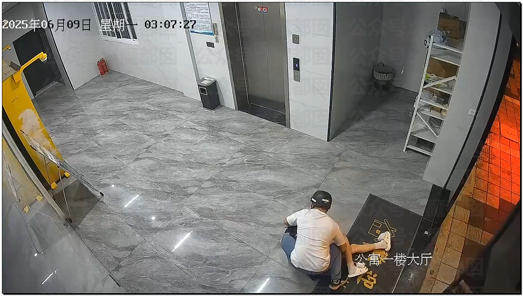 冲上热搜!浙江头盔男公然在楼道猥亵女孩,强制抱起后袭胸(视频/组图) - 8