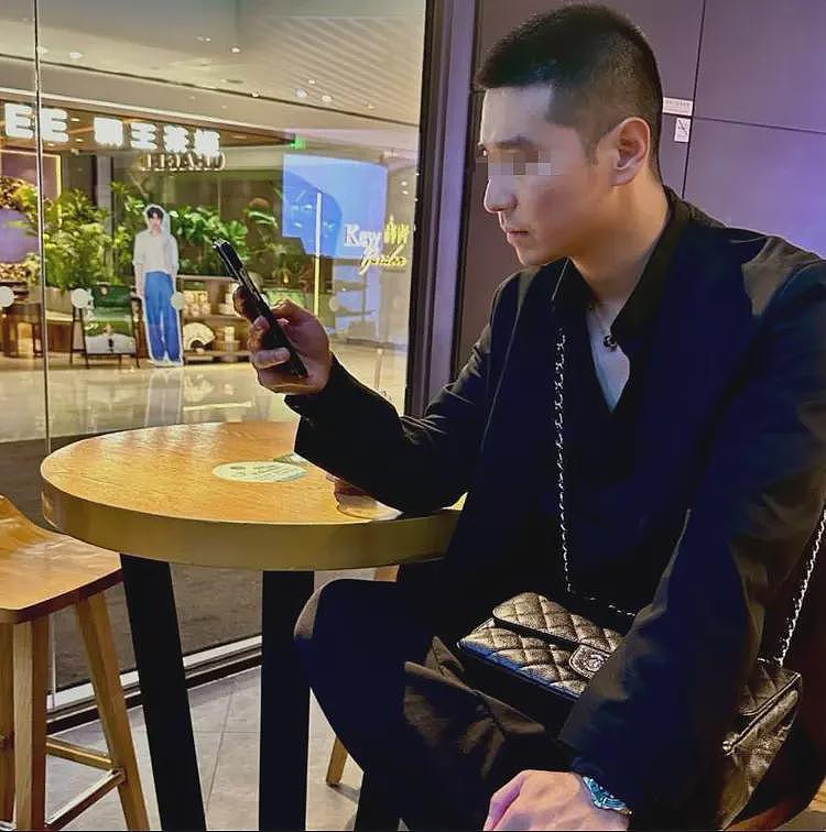 男子直播炫富,称父母负责招飞为他开后门,机长父亲曝光东航回应(组图) - 4