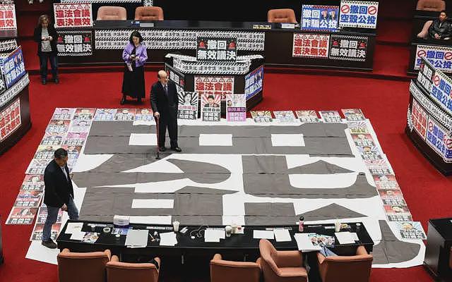 台湾“大罢免潮”：朝小野大下的国会争夺战，蓝绿恶斗还是民主实现（组图） - 1