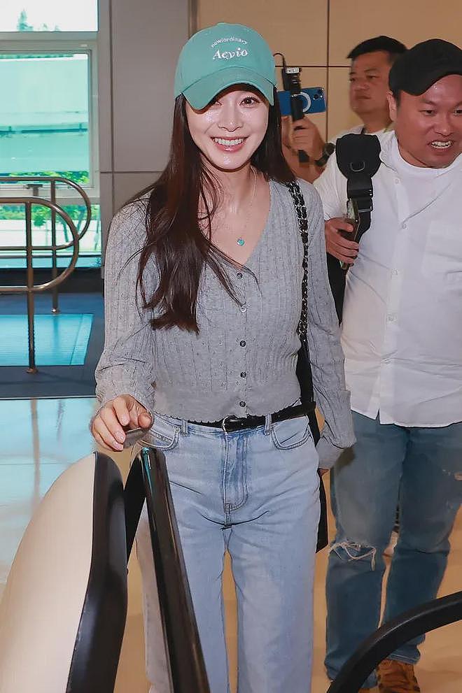 45岁金泰希为医美代言，脸油到反光，曾经的“自然美女”不复存在（组图） - 4
