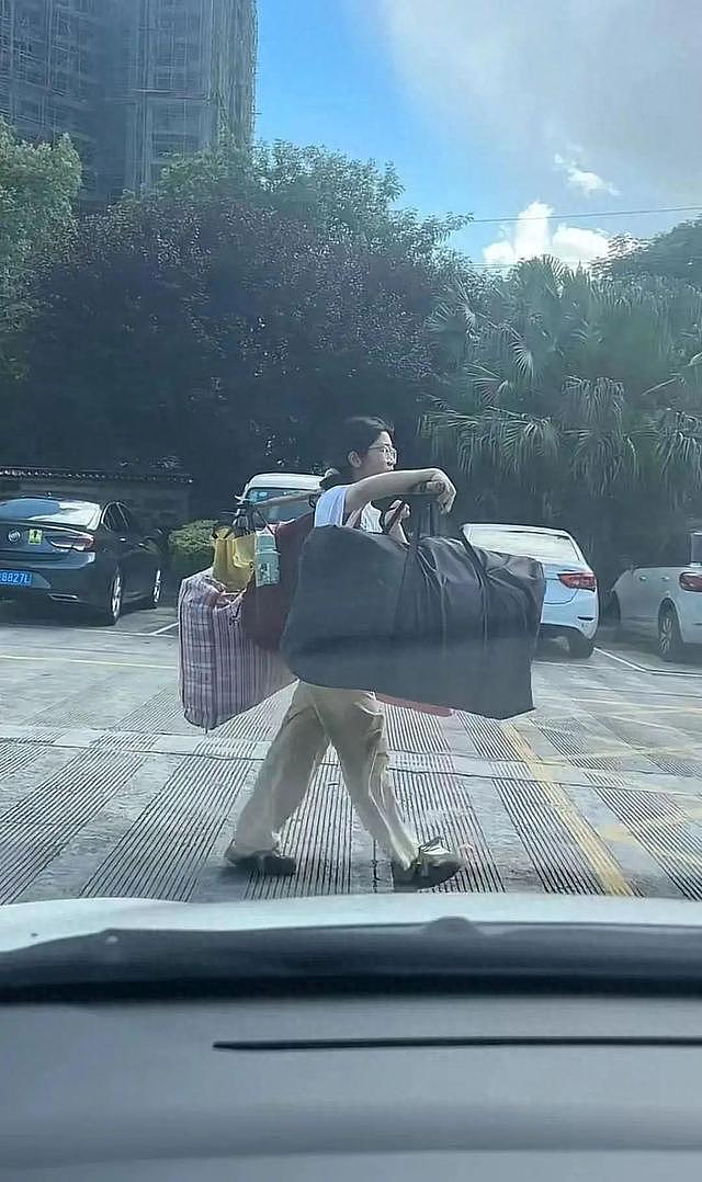 高考后挑行李回家女生婉拒资助:准备找份暑假工或卖凉粉(组图) - 1