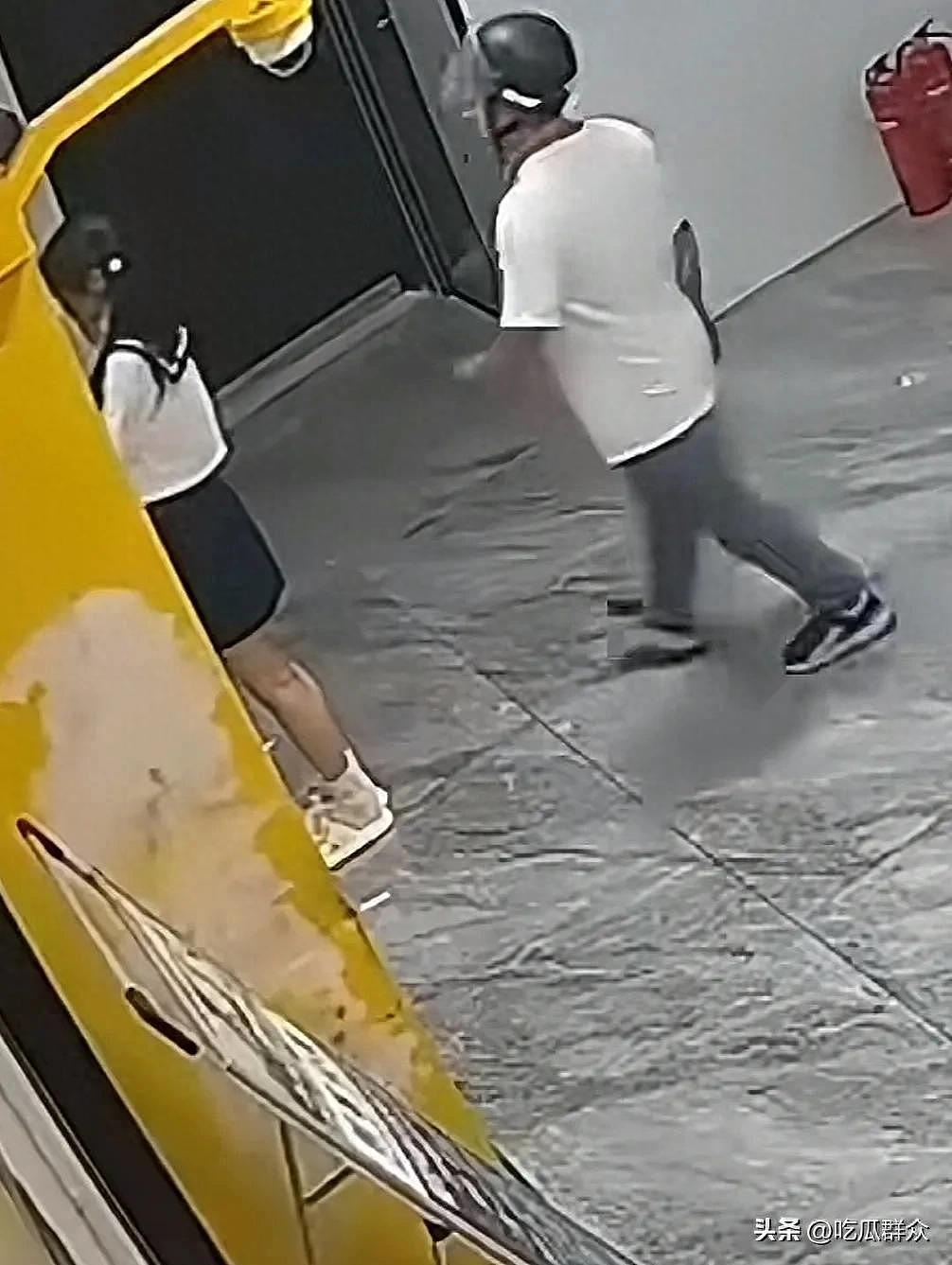 冲上热搜!浙江头盔男公然在楼道猥亵女孩,强制抱起后袭胸(视频/组图) - 2