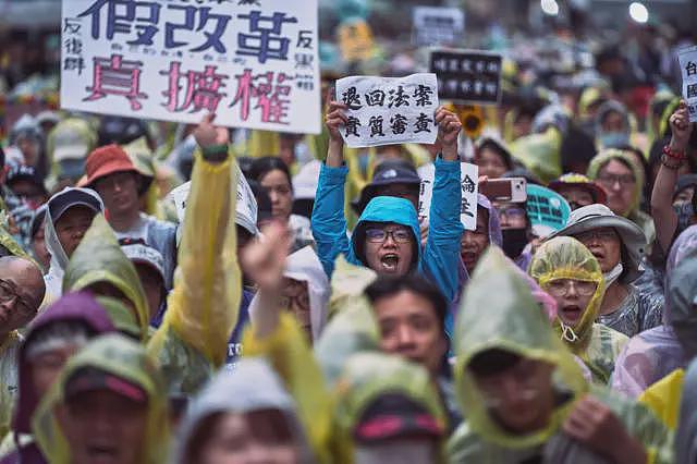 台湾“大罢免潮”：朝小野大下的国会争夺战，蓝绿恶斗还是民主实现（组图） - 5