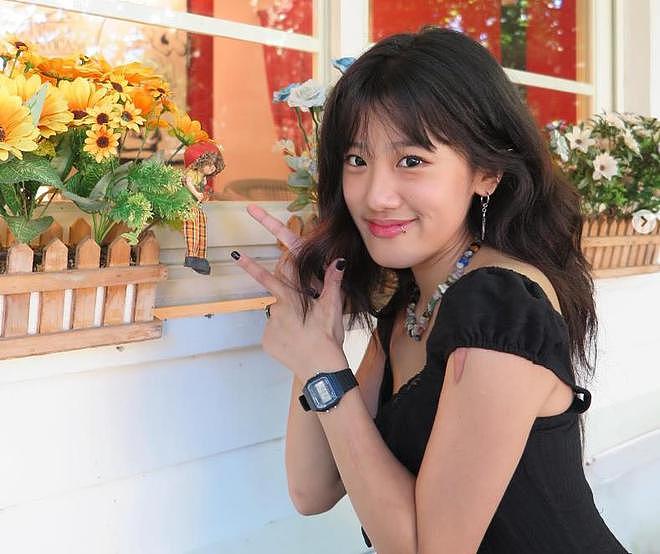 贾静雯19岁女儿梧桐妹被质疑已辍学，分享街拍变漂亮了（组图） - 3