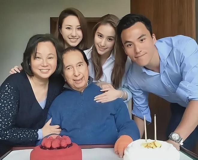 赌王长孙女摆摊赚钱太唏嘘,和家族成员甚少往来,后代境遇大不同(组图) - 16