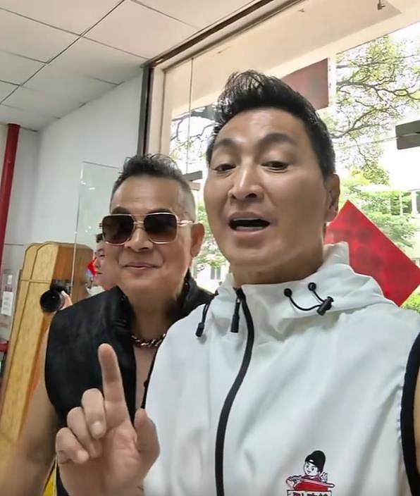 63岁艺人吴毅将到何家劲工厂做司机，吃食堂饭感谢何家劲的帮助（组图） - 5