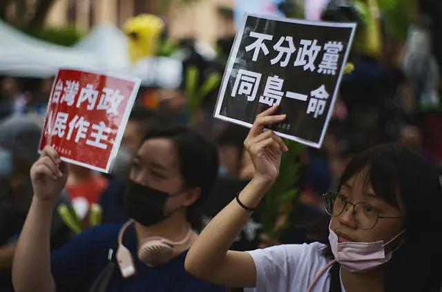 台湾“大罢免潮”：朝小野大下的国会争夺战，蓝绿恶斗还是民主实现（组图） - 9