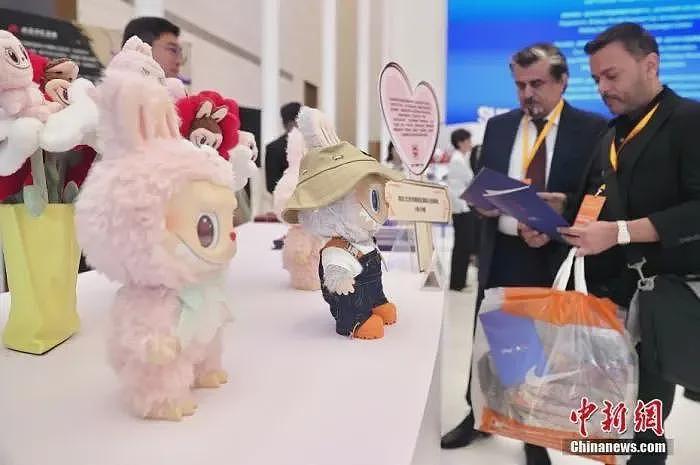 靠“玩具”登顶河南首富，揭秘Labubu背后的男人（组图） - 3