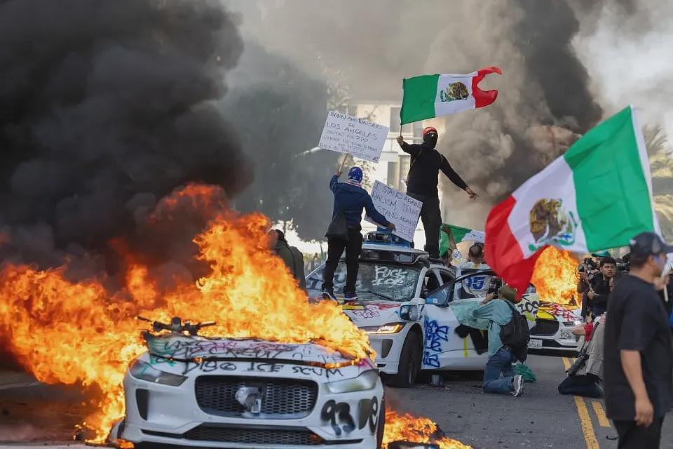 洛杉矶暴乱让一个中国大妈爆红！因为只有她在维护“世界和瓶”（组图） - 2