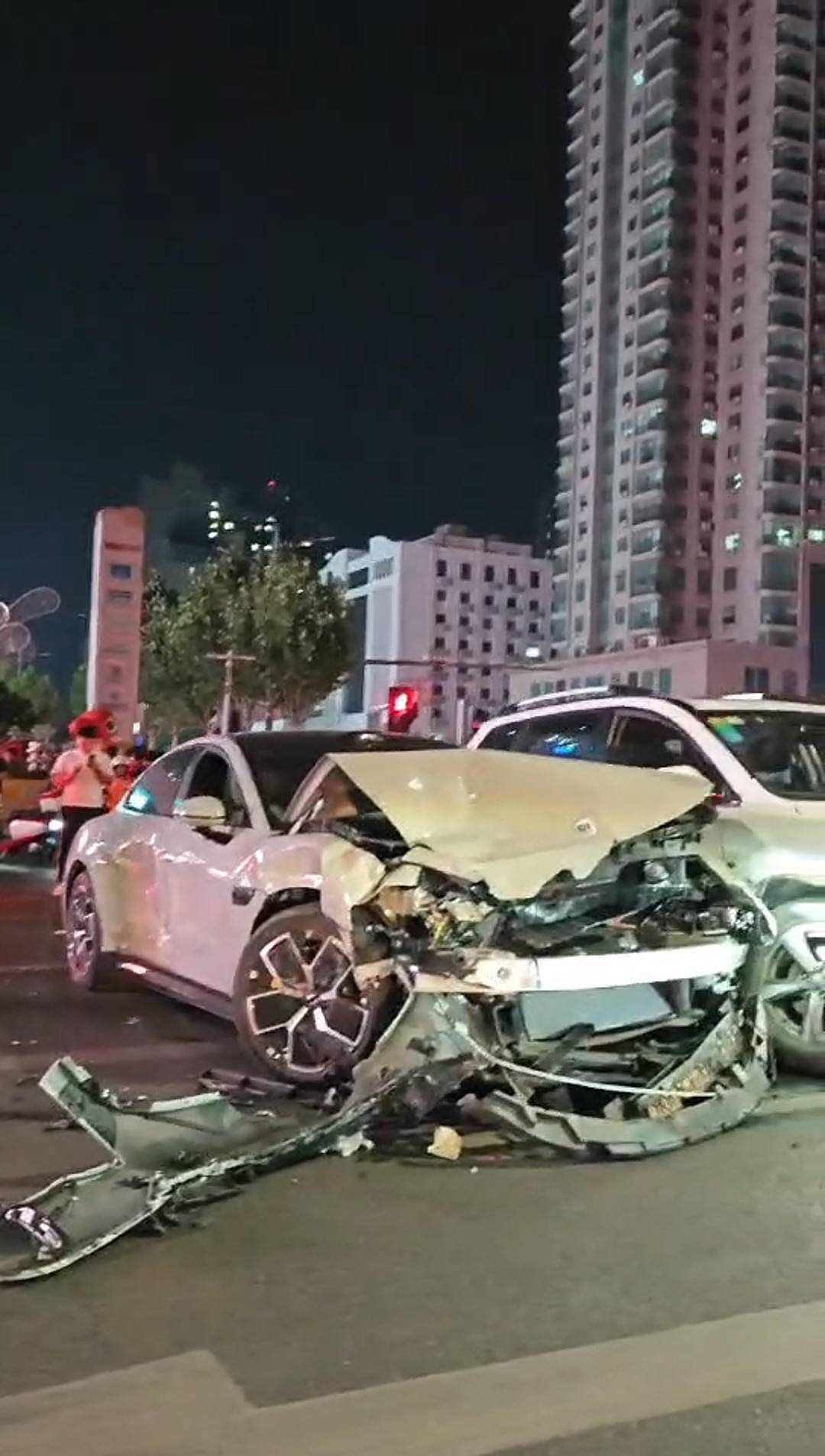 小米SU7路口连撞多车,当地:车主已被控制(图) - 1