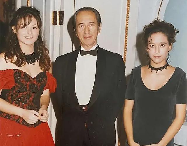赌王长孙女摆摊赚钱太唏嘘,和家族成员甚少往来,后代境遇大不同(组图) - 3