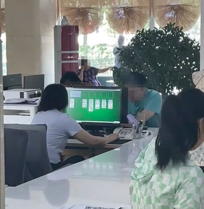 政务大厅工作人员上班时间电脑打扑克，涉事中心回应（组图） - 2