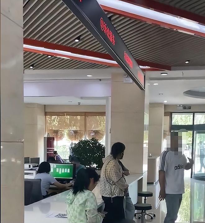 政务大厅工作人员上班时间电脑打扑克，涉事中心回应（组图） - 1