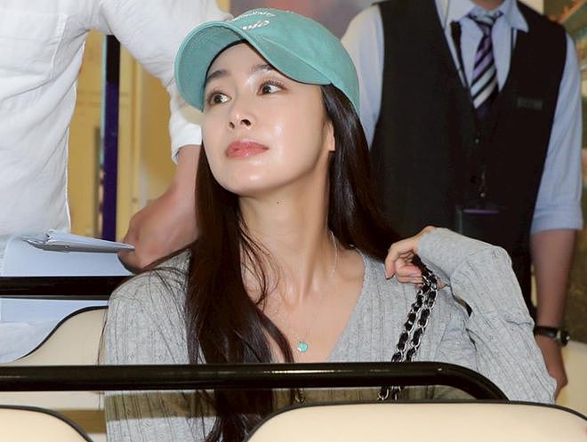 45岁金泰希为医美代言，脸油到反光，曾经的“自然美女”不复存在（组图） - 9