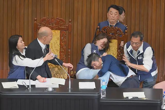 台湾“大罢免潮”：朝小野大下的国会争夺战，蓝绿恶斗还是民主实现（组图） - 8