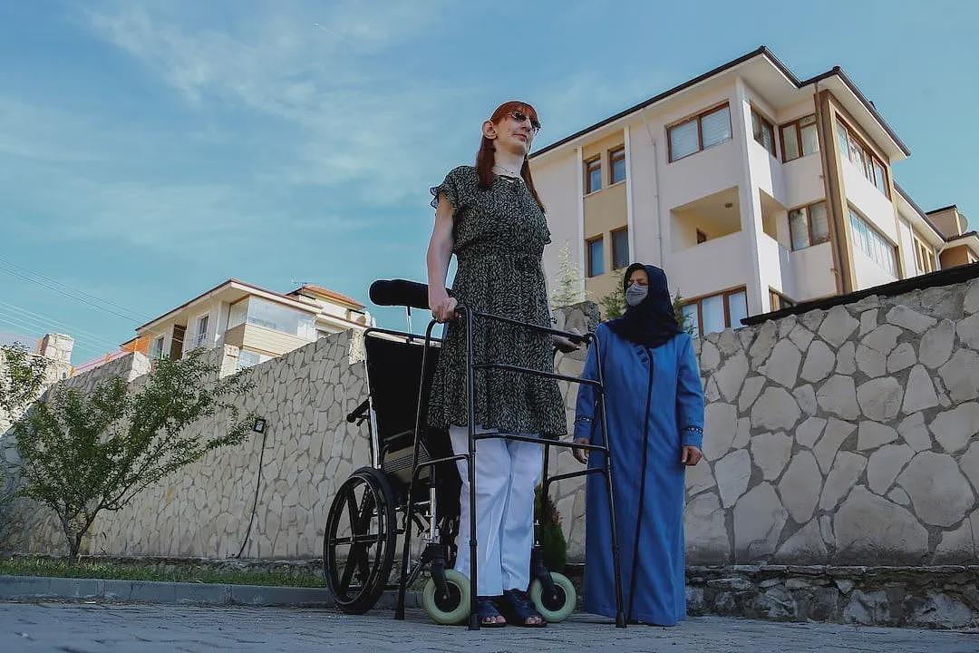 世界最高女人想环游世界！然而长太高飞机坐不下，一次得买6个座，躺着飞...（组图） - 5