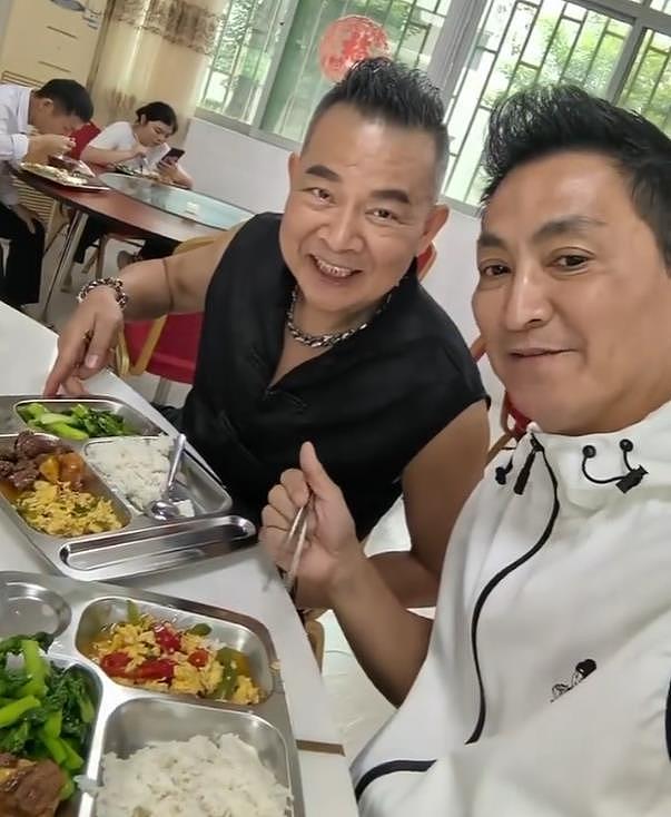 63岁艺人吴毅将到何家劲工厂做司机，吃食堂饭感谢何家劲的帮助（组图） - 7