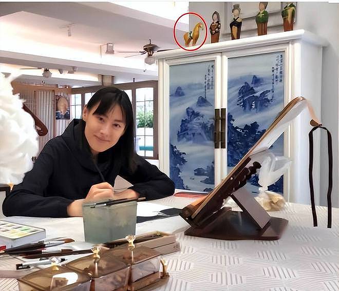 梁洛施新恋情坐实!和导演马浴柯手牵手外出吃饭,一路上有说有笑(组图) - 8