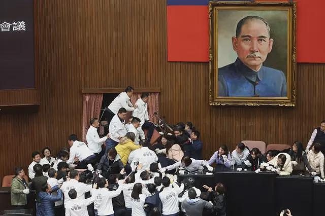 台湾“大罢免潮”：朝小野大下的国会争夺战，蓝绿恶斗还是民主实现（组图） - 2