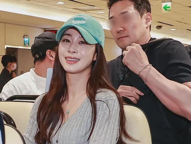 45岁金泰希为医美代言，脸油到反光，曾经的“自然美女”不复存在（组图） - 3