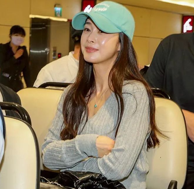 45岁金泰希为医美代言，脸油到反光，曾经的“自然美女”不复存在（组图） - 1