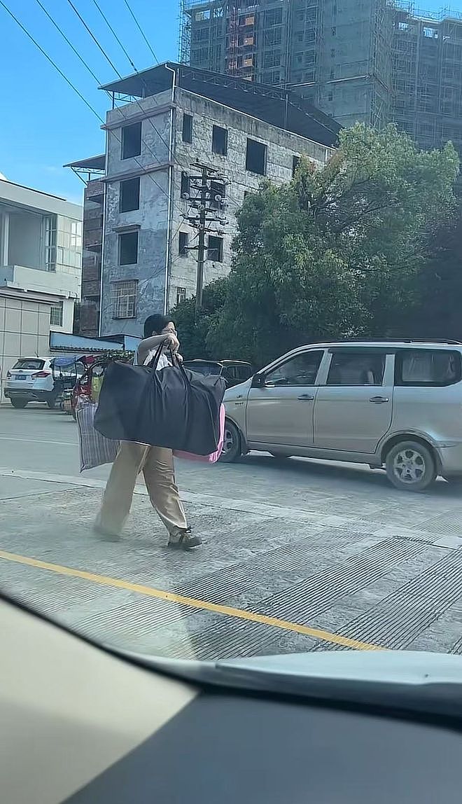 对话高考后挑行李回家的女生：包里三床被子要带回家，妈妈当时就在我身后（视频/组图） - 3