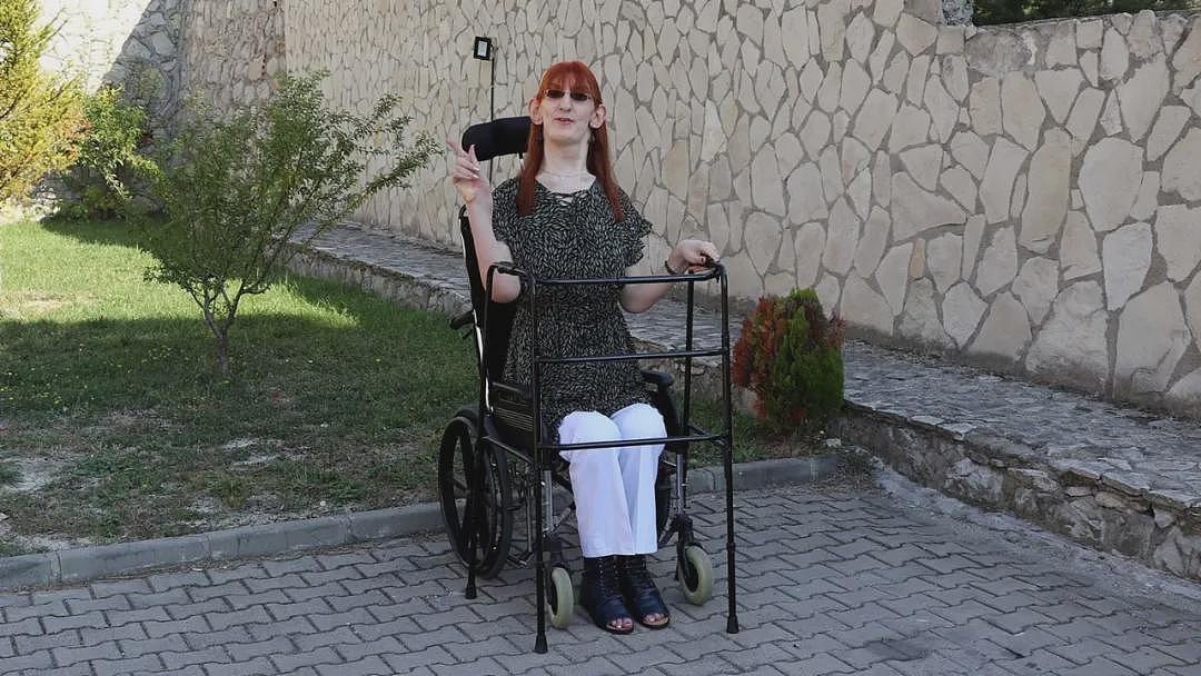 世界最高女人想环游世界！然而长太高飞机坐不下，一次得买6个座，躺着飞...（组图） - 1