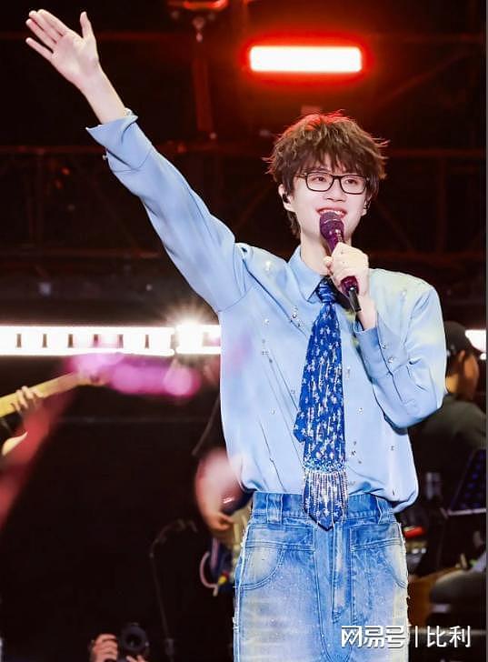 乐坛鲁迅?被嘲过气歌手的许嵩,打了个漂亮翻身仗,难怪央视怒赞(组图) - 24