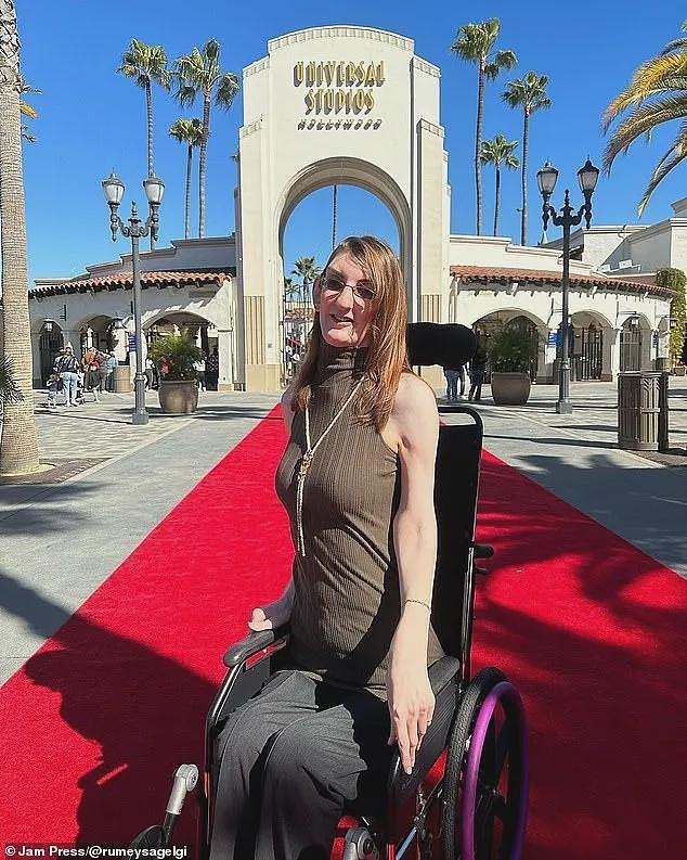 世界最高女人想环游世界！然而长太高飞机坐不下，一次得买6个座，躺着飞...（组图） - 10