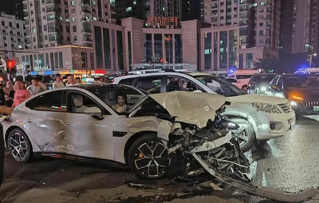 小米SU7郑州连撞多车,警方调查事故原因(组图) - 4