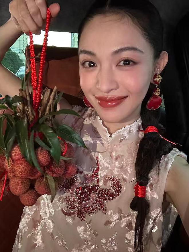 这一夜,王子文台上摔倒让不少人担忧,刘诗诗的端庄大气惊艳众人(组图) - 30